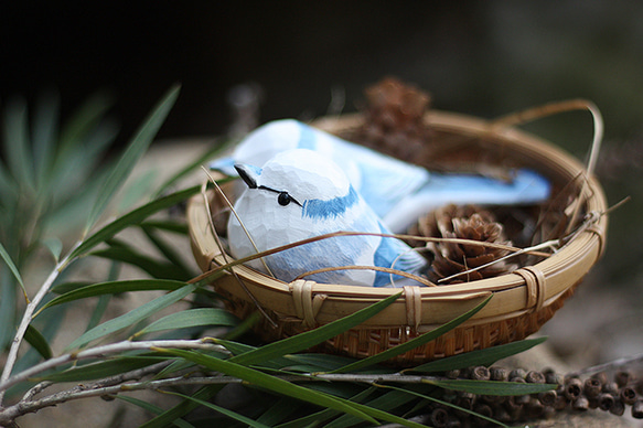 灰藍山雀の木彫り。純手作りの小鳥の木製オブジェ。誕生日の贈り物。 8枚目の画像