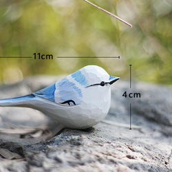 灰藍山雀の木彫り。純手作りの小鳥の木製オブジェ。誕生日の贈り物。 6枚目の画像