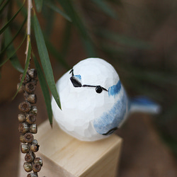 灰藍山雀の木彫り。純手作りの小鳥の木製オブジェ。誕生日の贈り物。 13枚目の画像