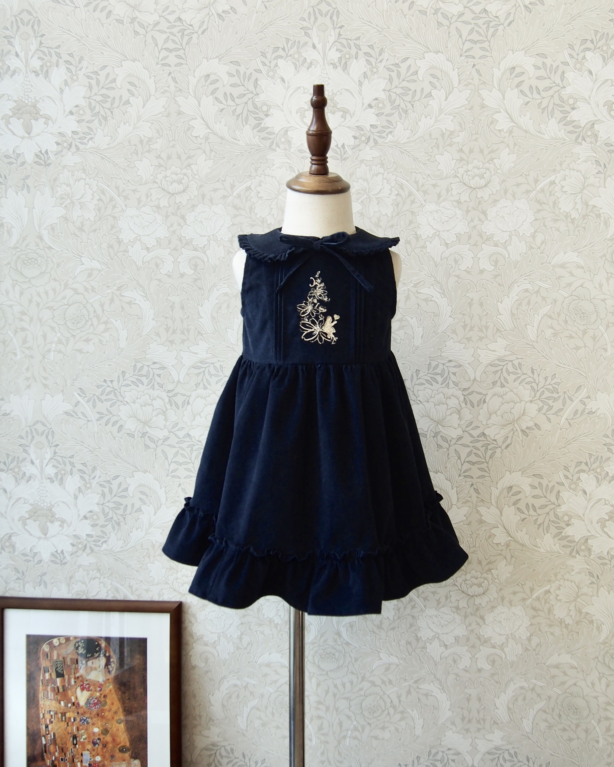 【 不思議の国のアリス 】絵本コーデュロイジャンパースカート｜ミッドナイトネイビー｜ワンピース｜刺繍｜おしゃれ