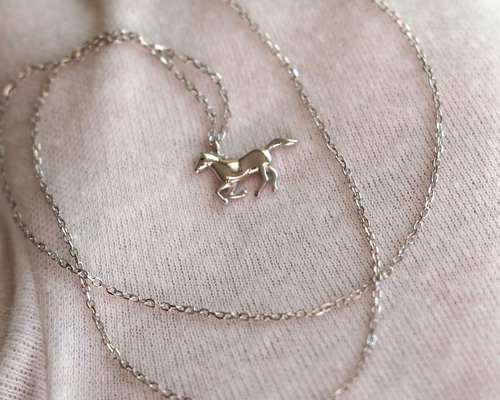 馬とペンダント S925 馬シルエットネックレス（ホワイトゴールドコーティング