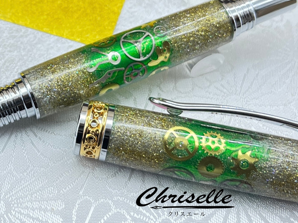 緑の樹脂に金粉と銀粉とゼンマイを乗せたペン！！ 2枚目の画像
