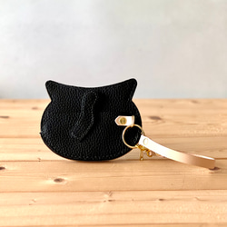 猫好きが作ったイカ耳猫の小銭入れ　黒白ハチワレオコ顔　Dカン手紐付き　手縫い　本牛革　送料無料 2枚目の画像