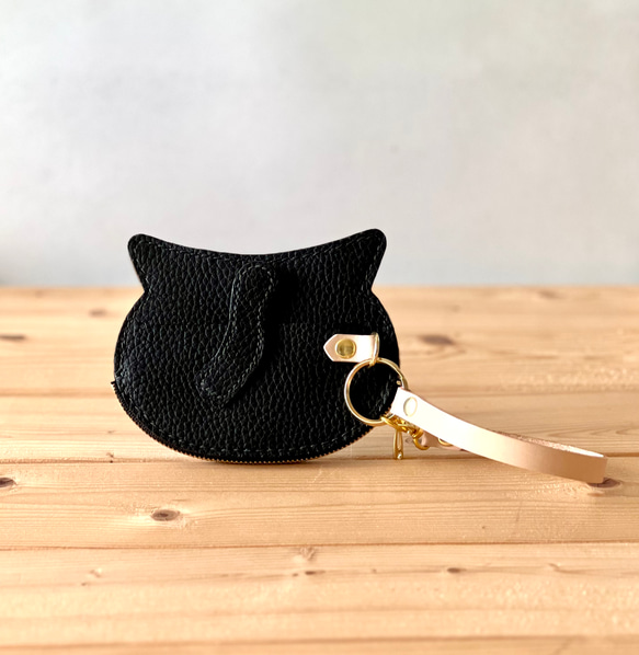 猫好きが作ったイカ耳猫の小銭入れ　黒白ハチワレオコ顔　Dカン手紐付き　手縫い　本牛革　送料無料 2枚目の画像