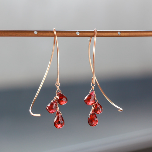 14kgf-ガーネットハーフカール ピアス ピアス（フック・チェーン） A.N