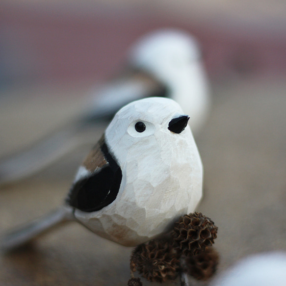 北長尾山雀木彫り 銀喉 — 手作りの小鳥のオブジェ 誕生日の贈り物 3枚目の画像