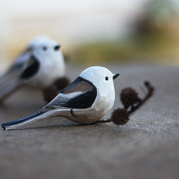 北長尾山雀木彫り 銀喉 — 手作りの小鳥のオブジェ 誕生日の贈り物 9枚目の画像