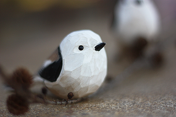 北長尾山雀木彫り 銀喉 — 手作りの小鳥のオブジェ 誕生日の贈り物 11枚目の画像