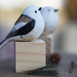 北長尾山雀木彫り 銀喉 — 手作りの小鳥のオブジェ 誕生日の贈り物 13枚目の画像