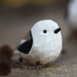 北長尾山雀木彫り 銀喉 — 手作りの小鳥のオブジェ 誕生日の贈り物 6枚目の画像