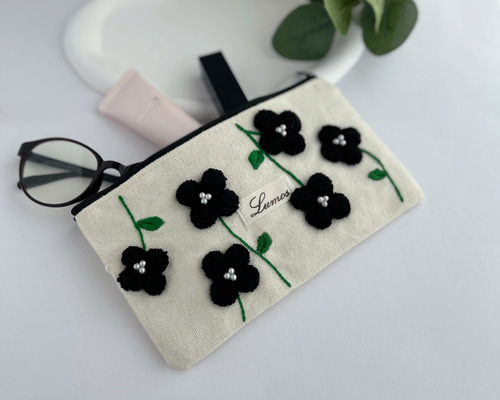 新品未使用FELLER 花柄刺繍ポーチ 黒 4f67a3f33c7726d437c70443e34726