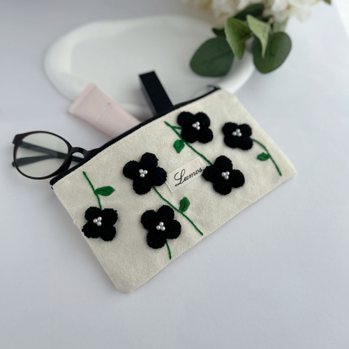 黒い花の刺繍ポーチ＊花柄＊毛糸刺繍＊小物入れ＊ナプキンポーチ