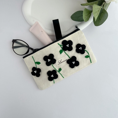 黒い花の刺繍ポーチ＊花柄＊毛糸刺繍＊小物入れ＊ナプキンポーチ