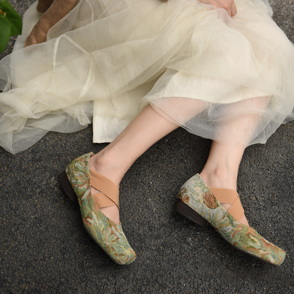 パンプス 靴 ナチュラル バレエシューズ 痛くない 歩きやすい ローヒール ぺたんこ 花柄刺繍 大人の女性 スリッポン 1枚目の画像