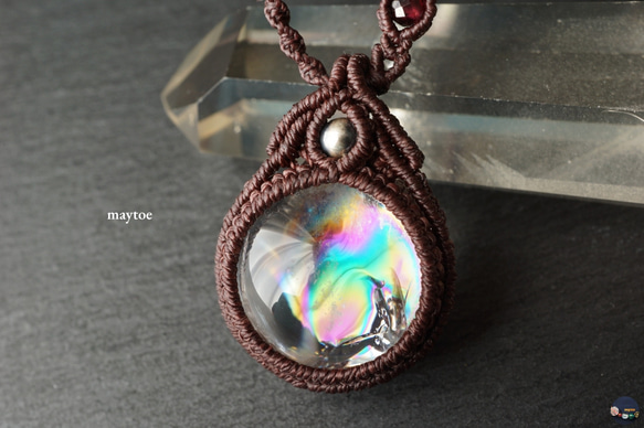 プレミアム級の虹入り☆レインボー水晶（アイリスクォーツ）の7色天然石お守りマクラメネックレス 1枚目の画像