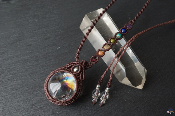 プレミアム級の虹入り☆レインボー水晶（アイリスクォーツ）の7色天然石お守りマクラメネックレス 4枚目の画像