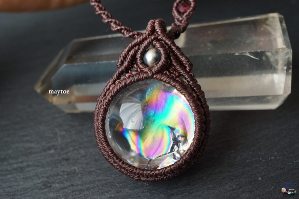 プレミアム級の虹入り☆レインボー水晶（アイリスクォーツ）の7色天然石お守りマクラメネックレス 2枚目の画像