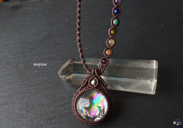 プレミアム級の虹入り☆レインボー水晶（アイリスクォーツ）の7色天然石お守りマクラメネックレス 3枚目の画像