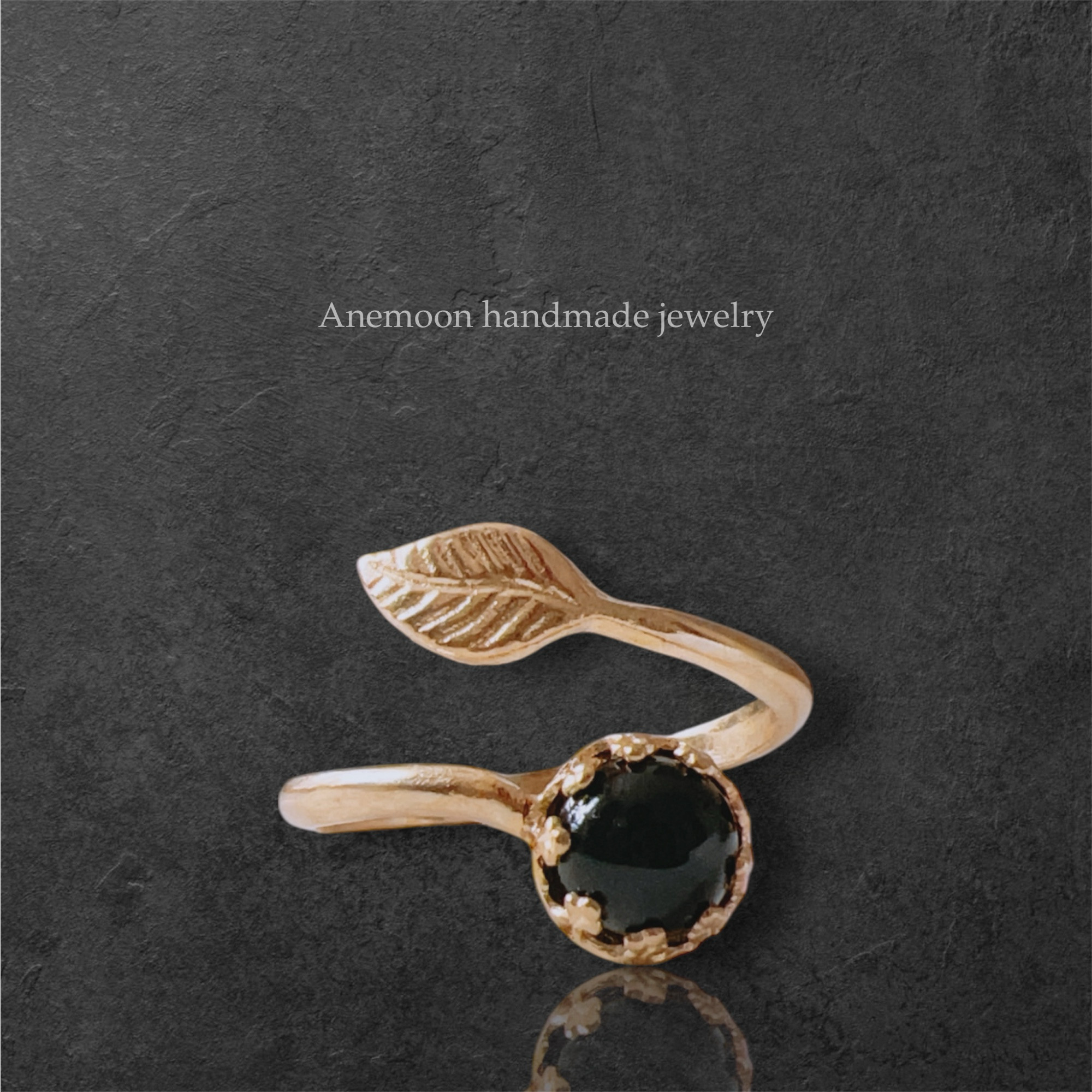 【天然石ブラックオニキスゴールドベゼル＆リーフリング】6mmラウンドカボション フリーサイズ(約9号〜17号位)