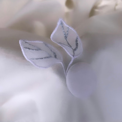 【ワイヤー刺繍ブローチ】葉っぱのブローチ /白色【くが屋】 1枚目の画像