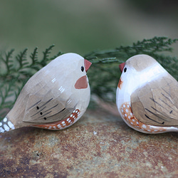 斑胸草雀の木彫り小鳥 — 純手作りの実木パールバードオブジェ。 19枚目の画像