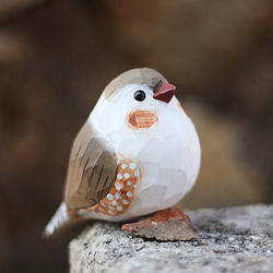 斑胸草雀の木彫り小鳥 — 純手作りの実木パールバードオブジェ。 1枚目の画像