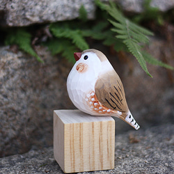 斑胸草雀の木彫り小鳥 — 純手作りの実木パールバードオブジェ。 2枚目の画像