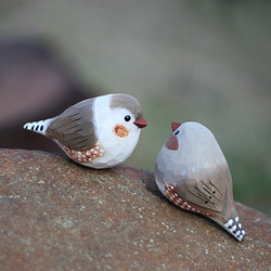 斑胸草雀の木彫り小鳥 — 純手作りの実木パールバードオブジェ。 4枚目の画像