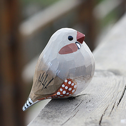 斑胸草雀の木彫り小鳥 — 純手作りの実木パールバードオブジェ。 5枚目の画像