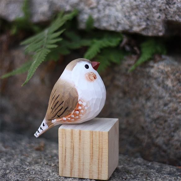 斑胸草雀の木彫り小鳥 — 純手作りの実木パールバードオブジェ。 6枚目の画像