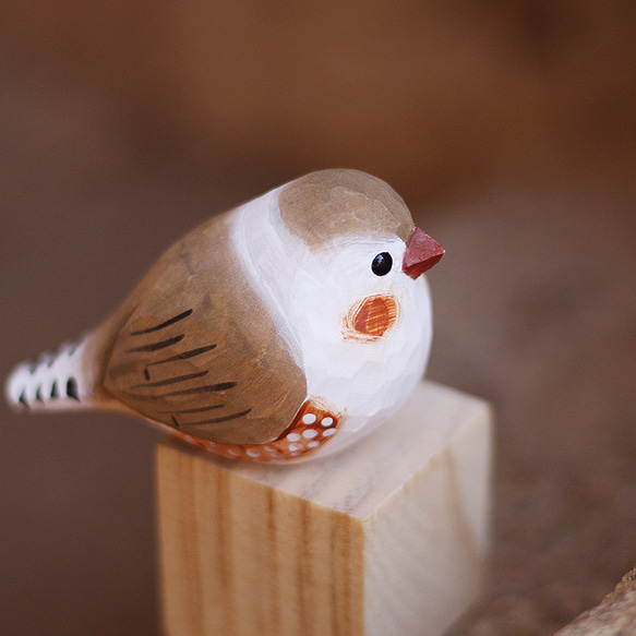 斑胸草雀の木彫り小鳥 — 純手作りの実木パールバードオブジェ。 10枚目の画像