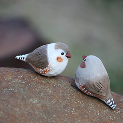斑胸草雀の木彫り小鳥 — 純手作りの実木パールバードオブジェ。 18枚目の画像