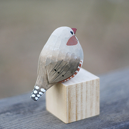 斑胸草雀の木彫り小鳥 — 純手作りの実木パールバードオブジェ。 その他