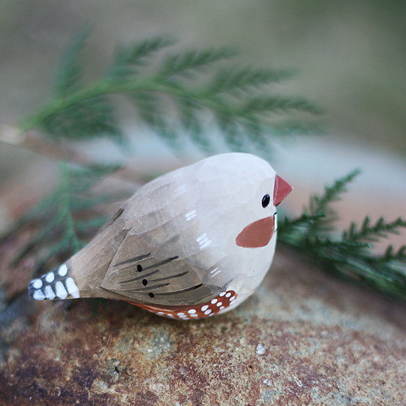 斑胸草雀の木彫り小鳥 — 純手作りの実木パールバードオブジェ 3つの色。 4枚目の画像