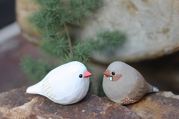 斑胸草雀の木彫り小鳥 — 純手作りの実木パールバードオブジェ 3つの色。 13枚目の画像