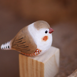 斑胸草雀の木彫り小鳥 — 純手作りの実木パールバードオブジェ 3つの色。 11枚目の画像