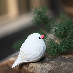 斑胸草雀の木彫り小鳥 — 純手作りの実木パールバードオブジェ 3つの色。 5枚目の画像