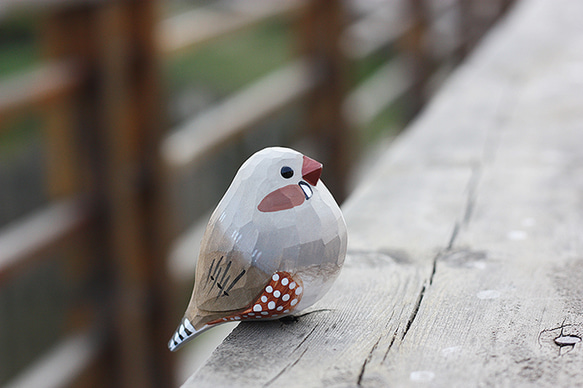 斑胸草雀の木彫り小鳥 — 純手作りの実木パールバードオブジェ 3つの色。 14枚目の画像