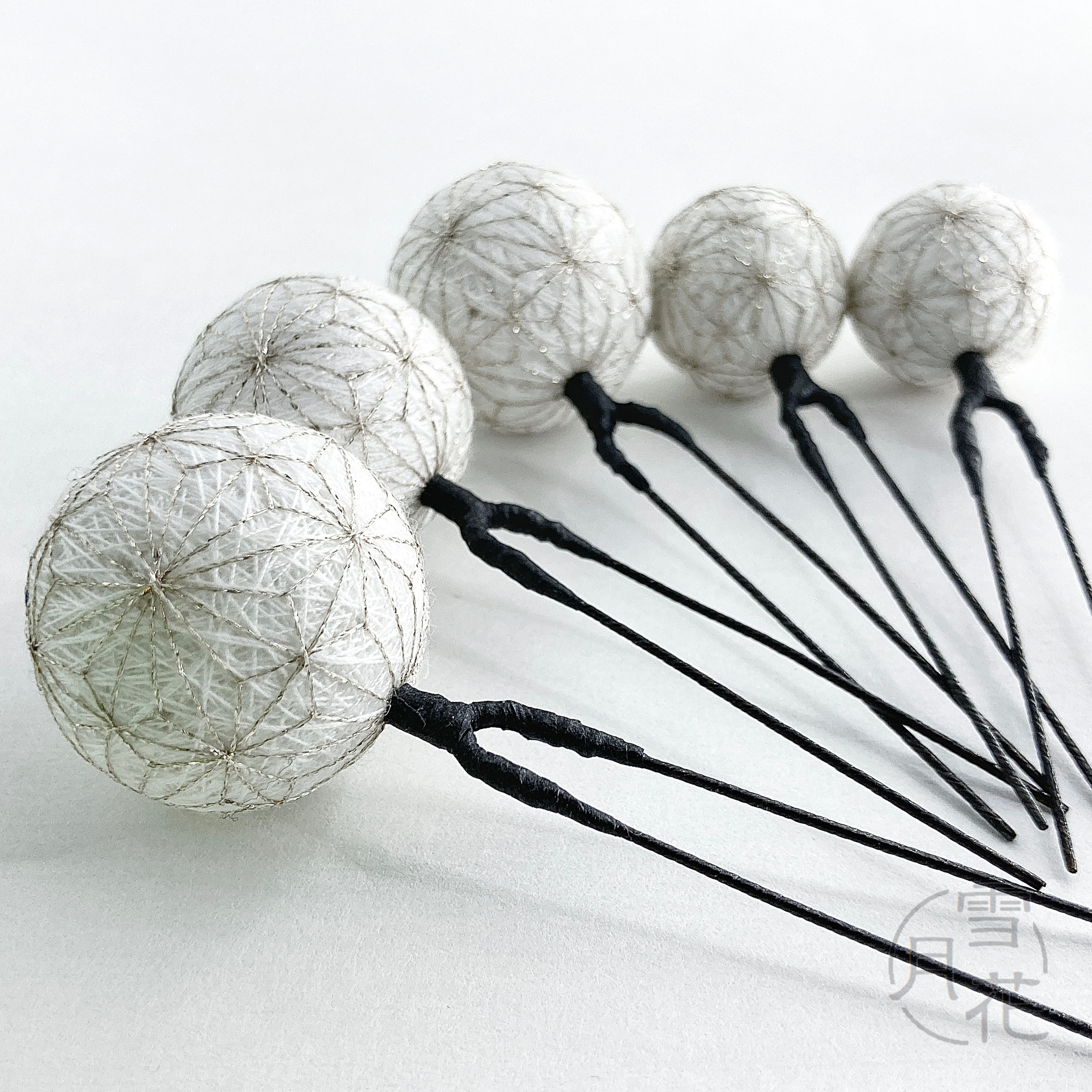 【受注制作】成人式・結婚式・七五三・卒業式・入学式に…手まりの玉髪飾り 玉かんざし Ｕピン《5点セット》＊麻の葉/生成