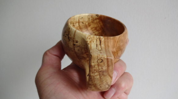 面白い滲みが浮かぶモミジの一木彫りコーヒーカップ 3枚目の画像