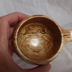 面白い滲みが浮かぶモミジの一木彫りコーヒーカップ 4枚目の画像