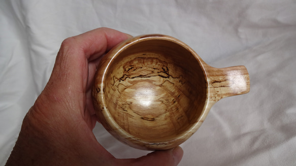 面白い滲みが浮かぶモミジの一木彫りコーヒーカップ 4枚目の画像