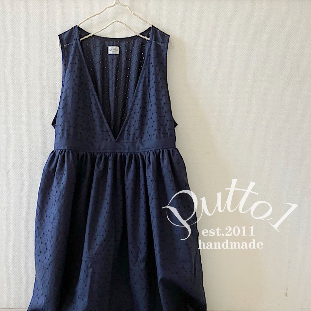 ラスト1着『受注生産』ブローチは別売り・普段着〜卒入学まで。ネイビーのサークル刺繍のジャンパースカート・裏地付き