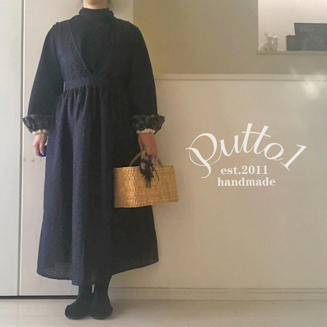 ラスト1着『受注生産』ブローチは別売り・普段着〜卒入学まで。ネイビーのサークル刺繍のジャンパースカート・裏地付き