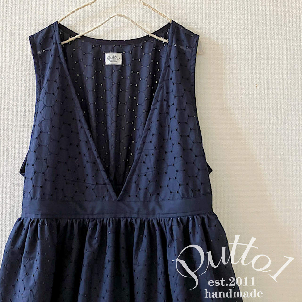 ラスト1着『受注生産』ブローチは別売り・普段着〜卒入学まで。ネイビーのサークル刺繍のジャンパースカート・裏地付き