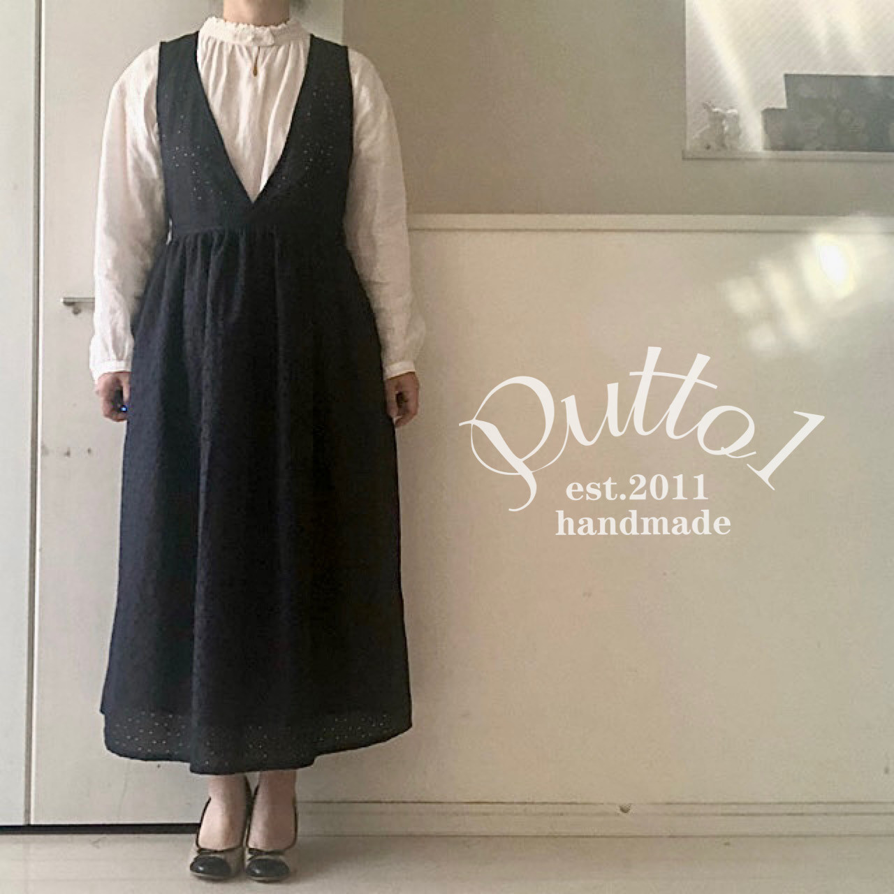 ラスト1着『受注生産』ブローチは別売り・普段着〜卒入学まで。ネイビーのサークル刺繍のジャンパースカート・裏地付き