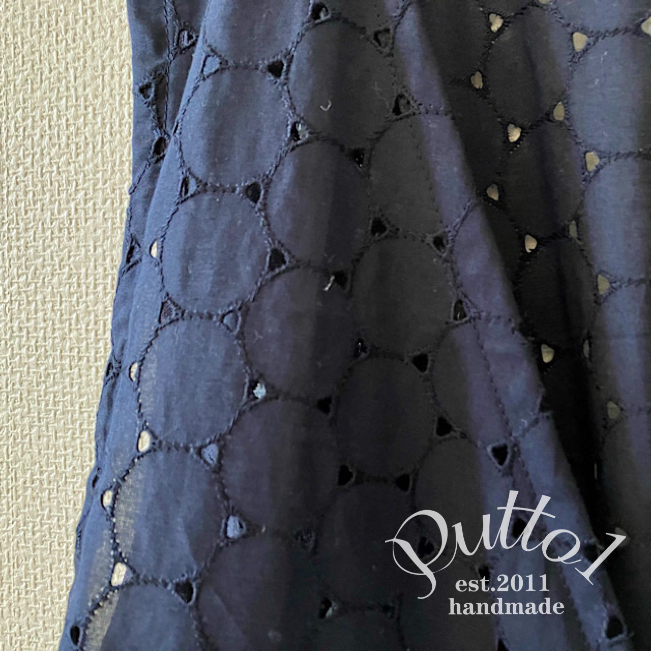 ラスト1着『受注生産』ブローチは別売り・普段着〜卒入学まで。ネイビーのサークル刺繍のジャンパースカート・裏地付き