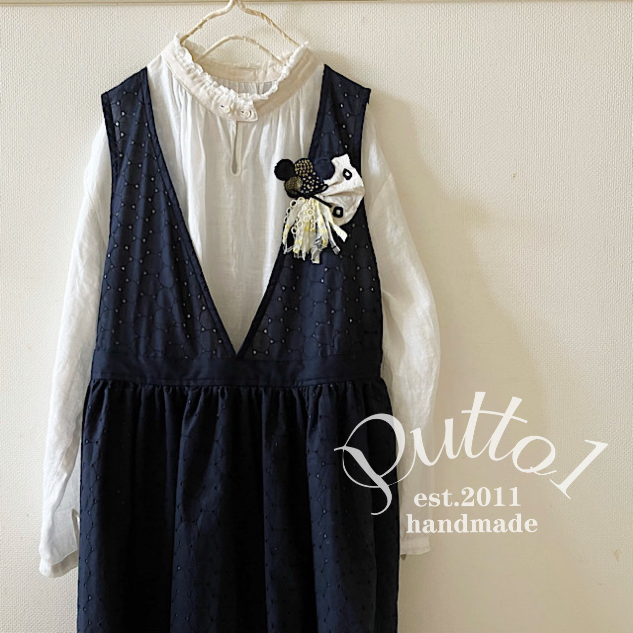 ラスト1着『受注生産』ブローチは別売り・普段着〜卒入学まで。ネイビーのサークル刺繍のジャンパースカート・裏地付き