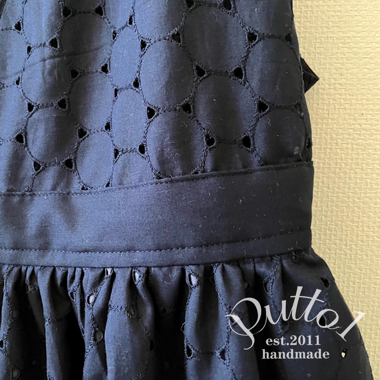 ラスト1着『受注生産』ブローチは別売り・普段着〜卒入学まで。ネイビーのサークル刺繍のジャンパースカート・裏地付き