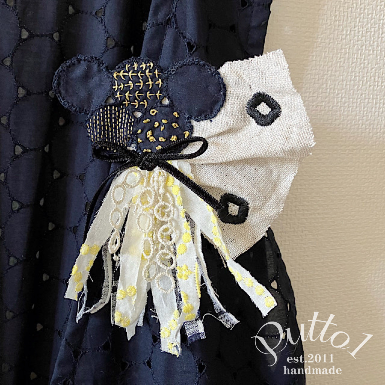 ラスト1着『受注生産』ブローチは別売り・普段着〜卒入学まで。ネイビーのサークル刺繍のジャンパースカート・裏地付き